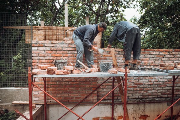 Entreprendre des travaux d'aménagement extérieur efficacement : le guide ultime
