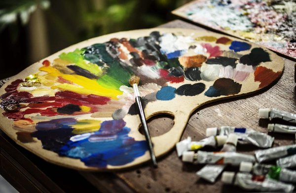 Transformer une palette en bois en table basse DIY pour le salon