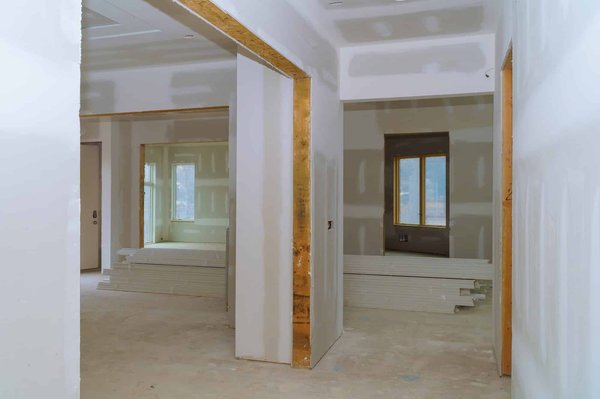 Quels sont les aspects à considérer lors de l'extension d'une maison de manière traditionnelle ?
